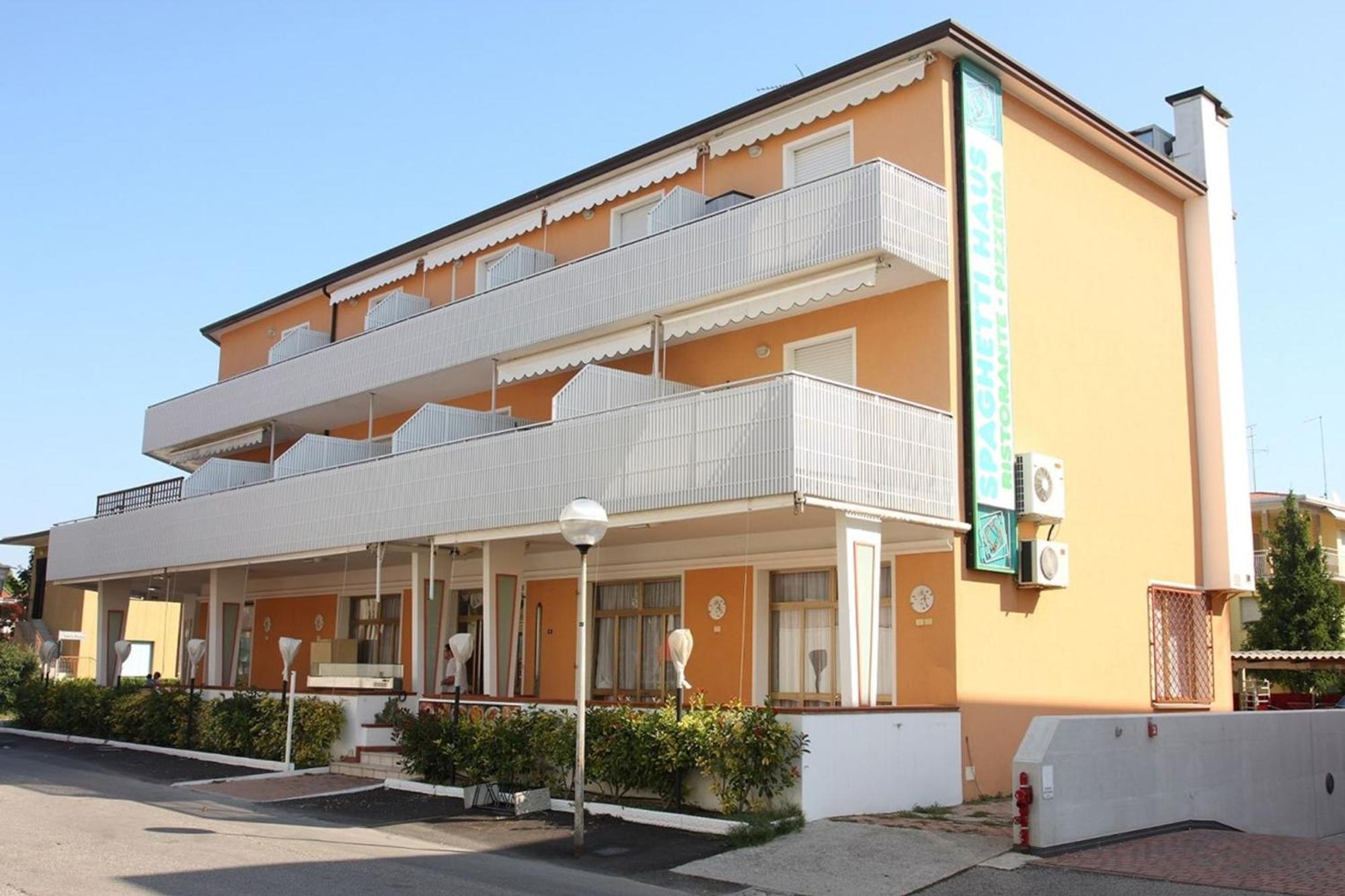 Adorable Flat 250 M From The Apartment